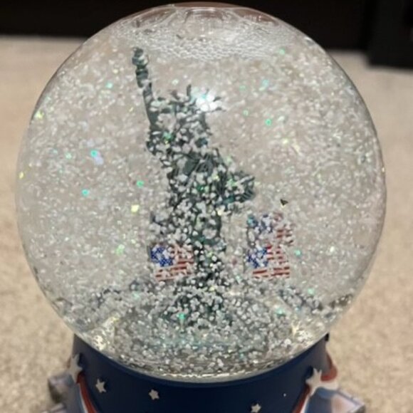 NIB Limited Edition Hallmark Musical Patriotic Water Snow Globe - Picture 4 of 7